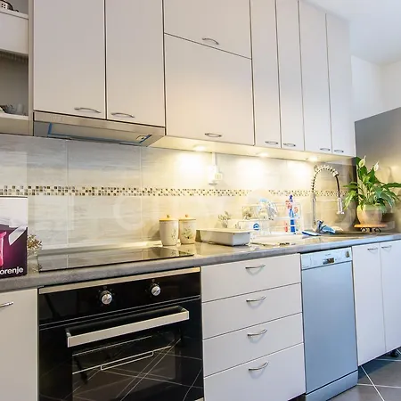 Light, Spacious In The Heart Of * Belgrado